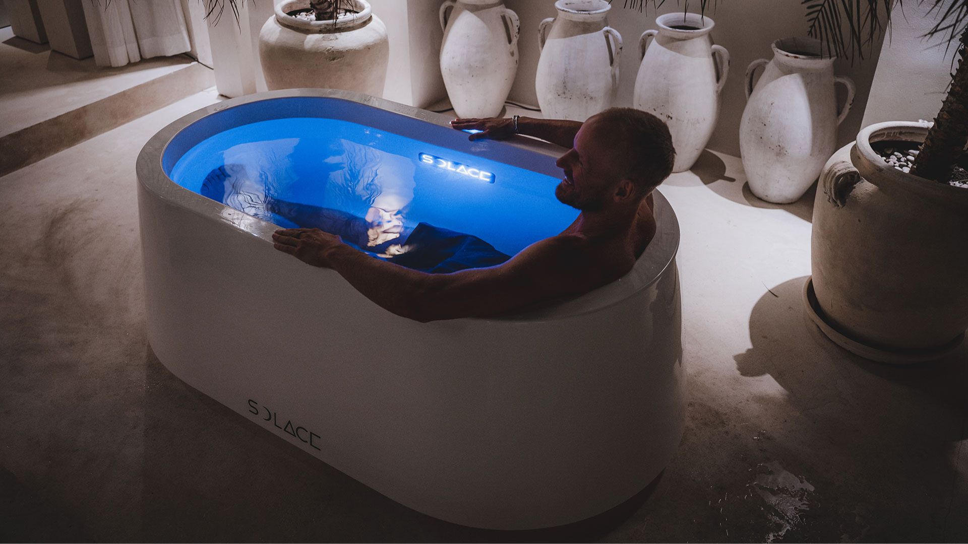 Man usine Solace ice bath for muscle recovery